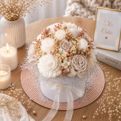 Flower-box-ze-swiec-sojowych-w-bialym-pudelku-prezent-na-slub-box-ze-sztucznych-kwiatow.jpg